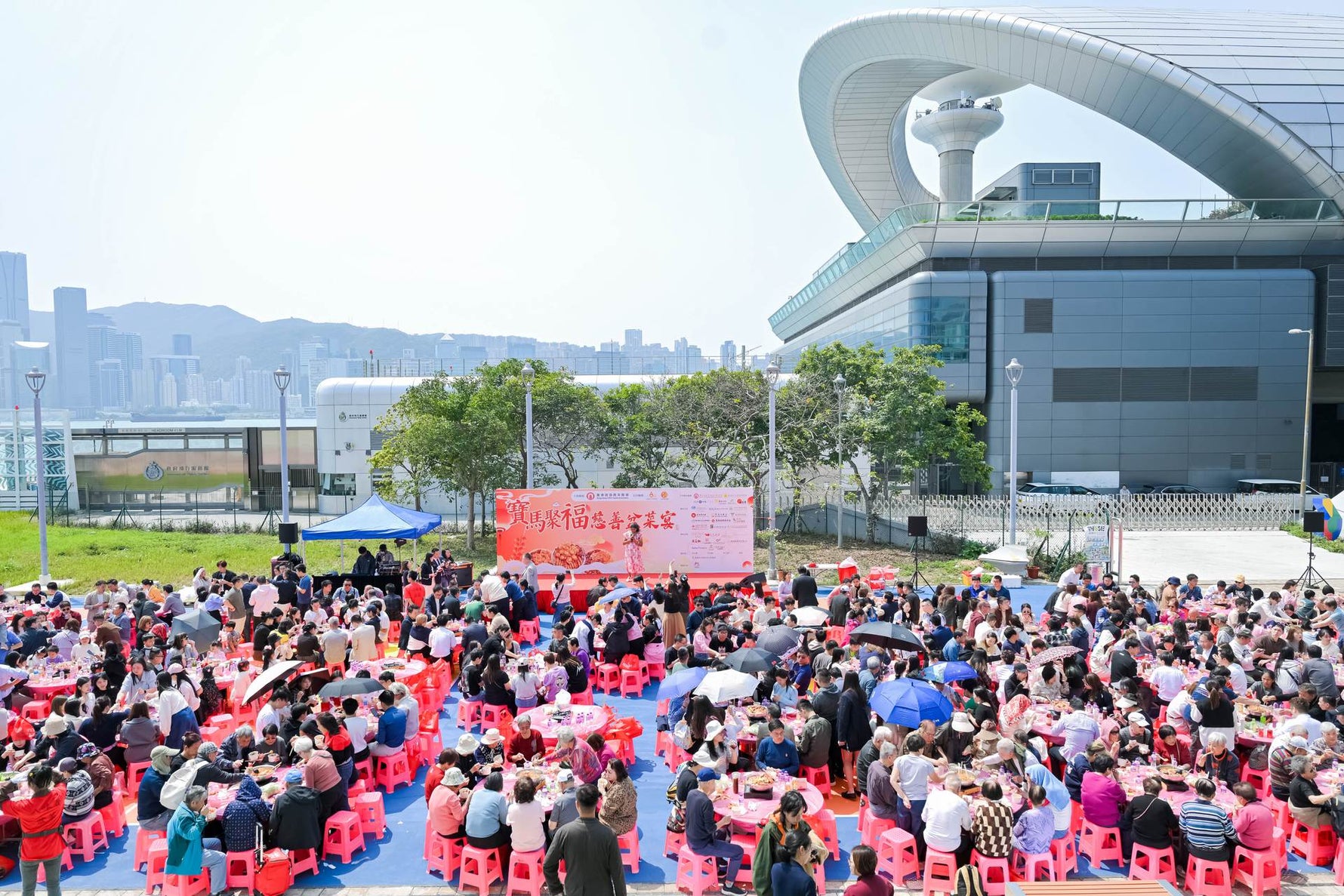 Spreading Warmth in the Year of the Horse: Helan Hong &amp; Ren Yi Yuan Winery Sponsor Kowloon City Poon Choi Feast for 1,500 Neighbors